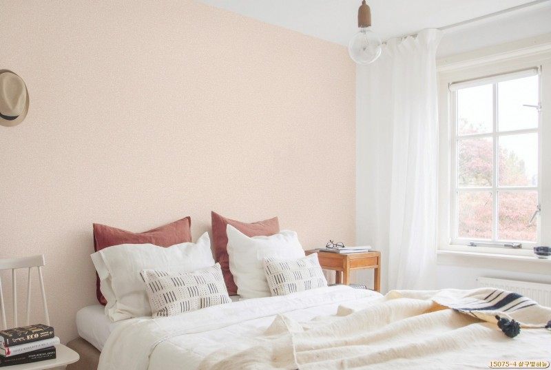 Giấy dán tường màu hồng được ưa chuộng nhiều bởi khách hàng nữ và được sử dụng nhiều trong không gian phòng ngủ với tông màu pastel hồng ngọt ngào.